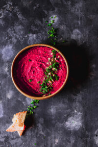Easy beetroot hummus without tahini