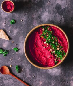 Quick beetroot hummus without tahini