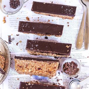 Healthy no-bake chocolate oat bars